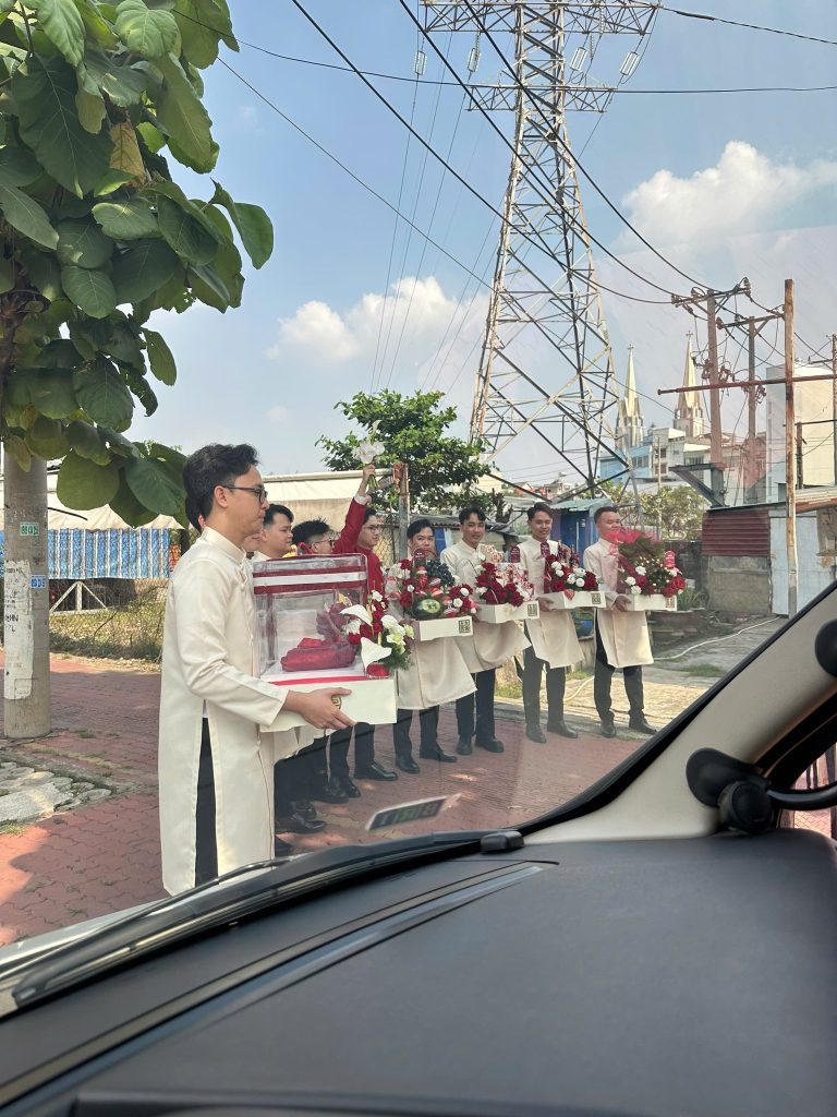 Tài xế chuyên nghiệp phục vụ đoàn khách