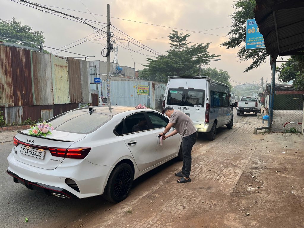 Xe đưa đón khách tại sân bay Tân Sơn Nhất