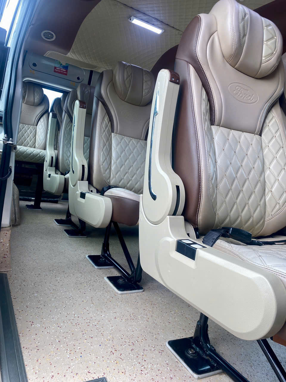 Xe dịch vụ phục vụ đoàn công tác doanh nghiệp
