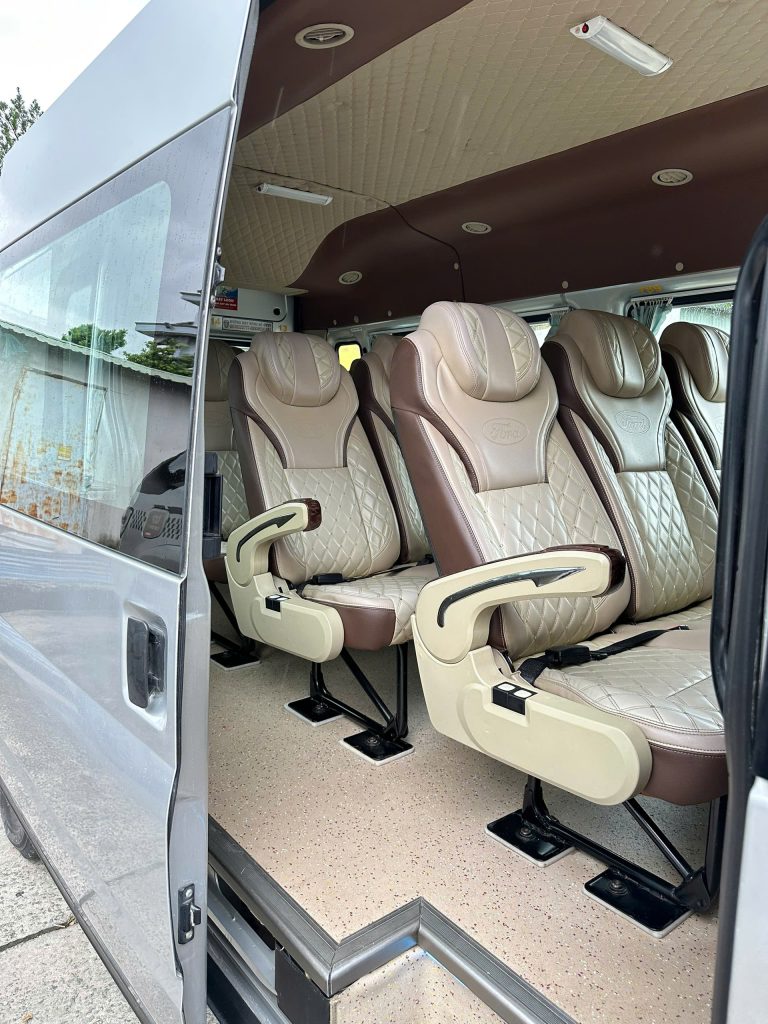Tài xế chuyên nghiệp phục vụ khách đưa đón sân bay