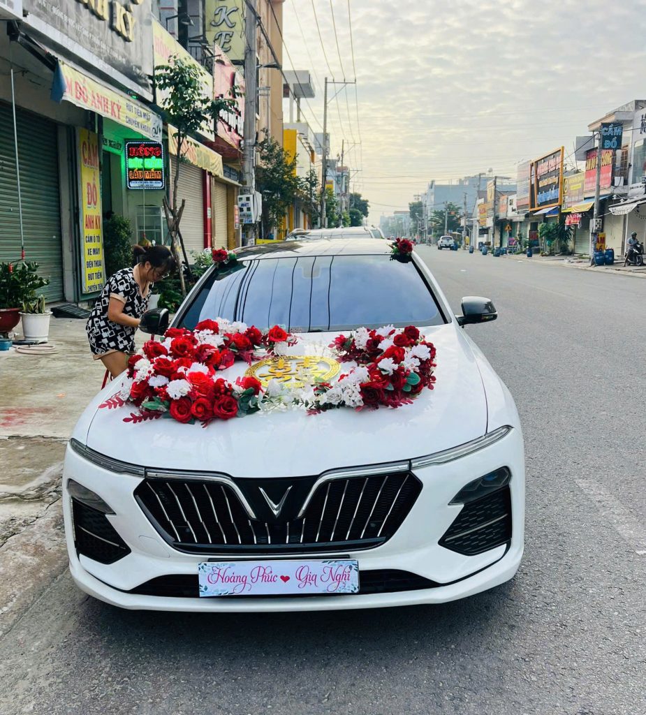 Xe hoa cưới trang trí hoa tươi sang trọng cho ngày cưới