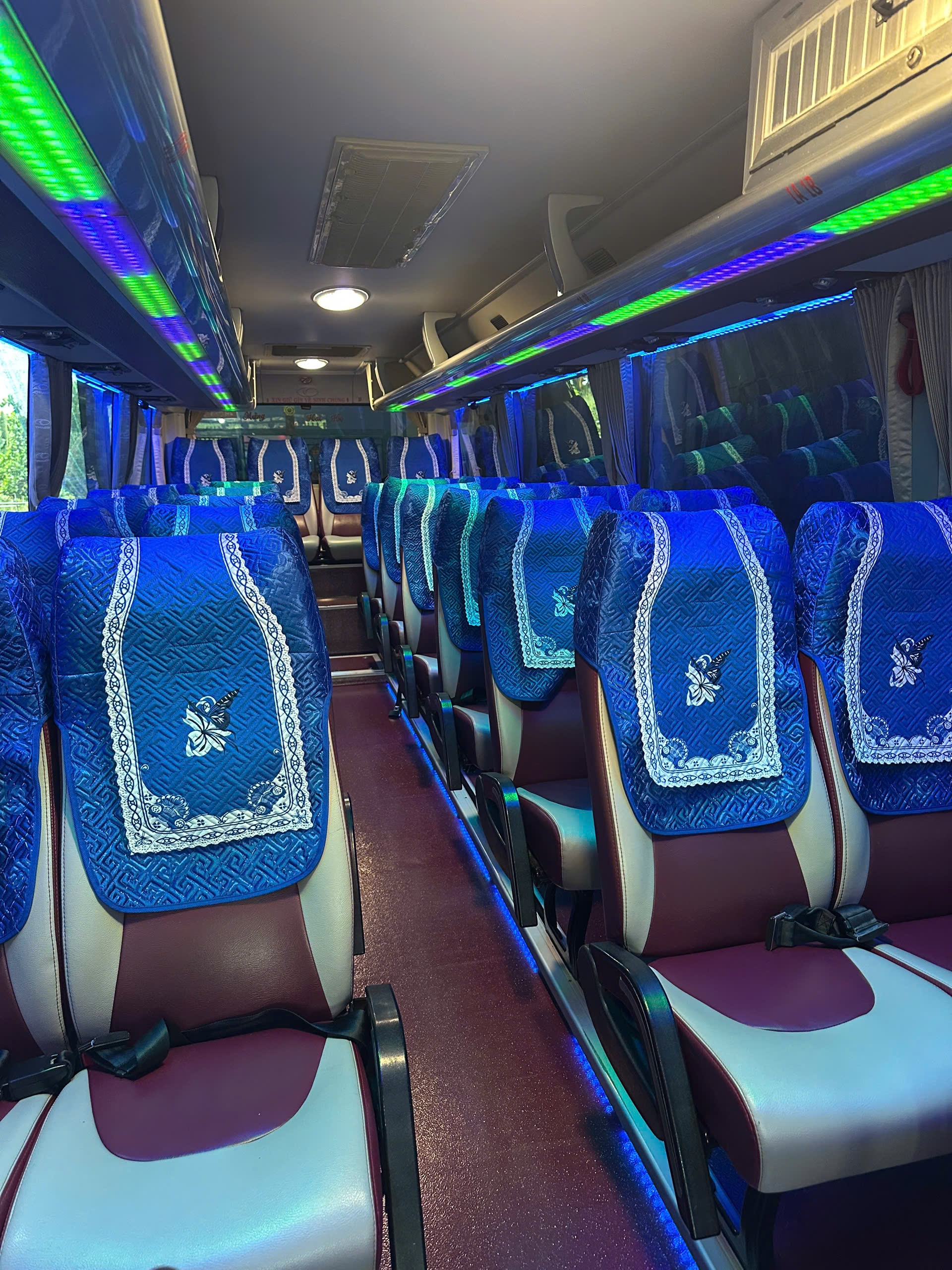 Thuê Xe Du Lịch Giá Rẻ 2026 – Xe 4, 7, 16, 29, 45 Chỗ Có Tài Xế 14 Thuê Xe Du Lịch Giá Rẻ 2026 – Xe 4, 7, 16, 29, 45 Chỗ Có Tài Xế